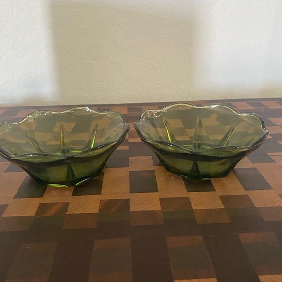 4 Vintage MCM Avocado Green Scalloped Glass (2) 8”Large and (2) 4.5”Small Bowls - Picture 12 of 13